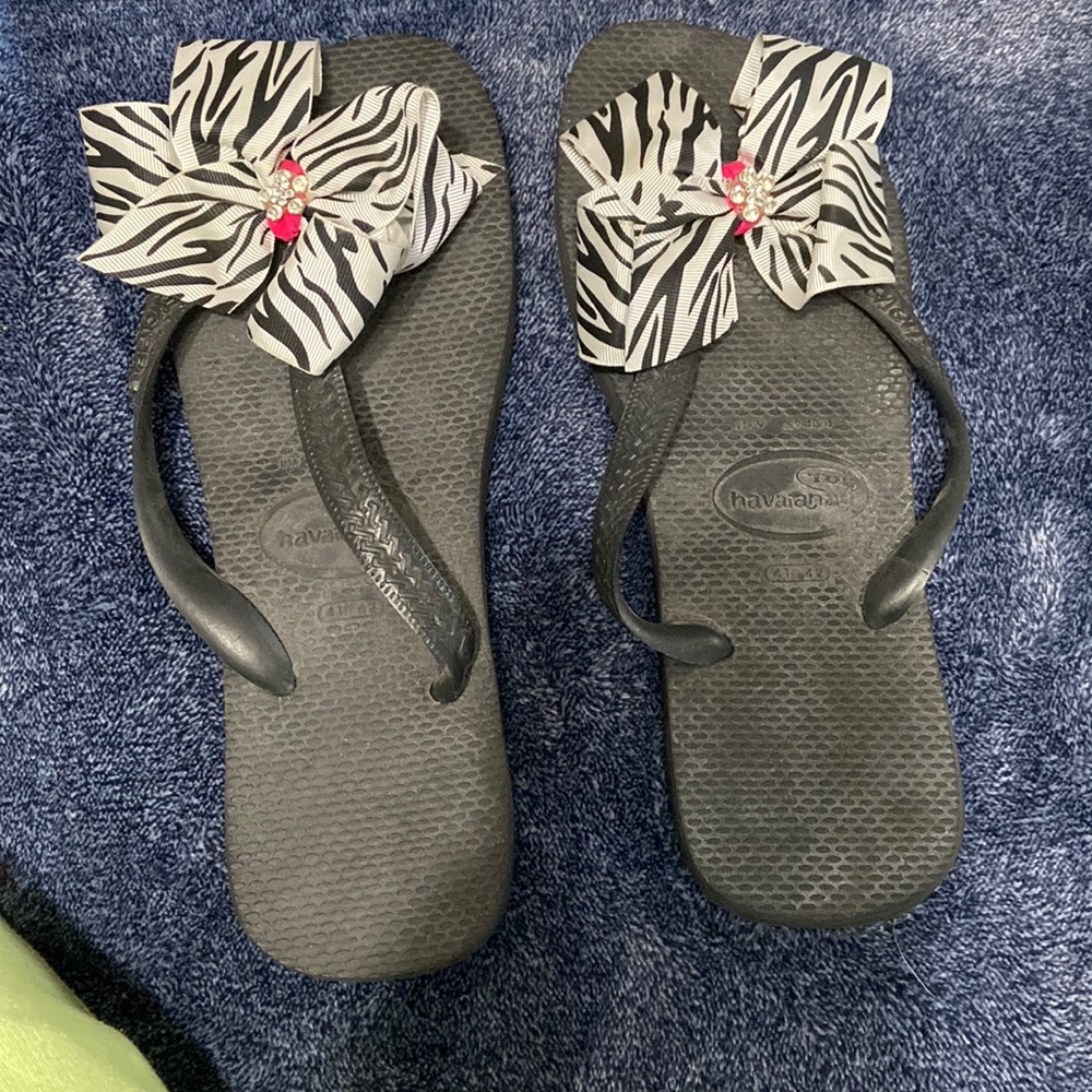 Like New Havaianas size 9 black, white,pink